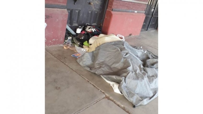 "Personas viviendo en el andén y nadie hace ni dice nada"